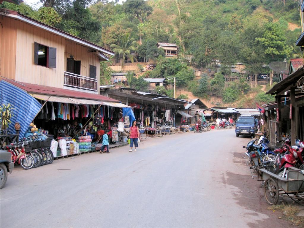 LAOS - PAK BENG - de hoofdstraat van Pak Beng