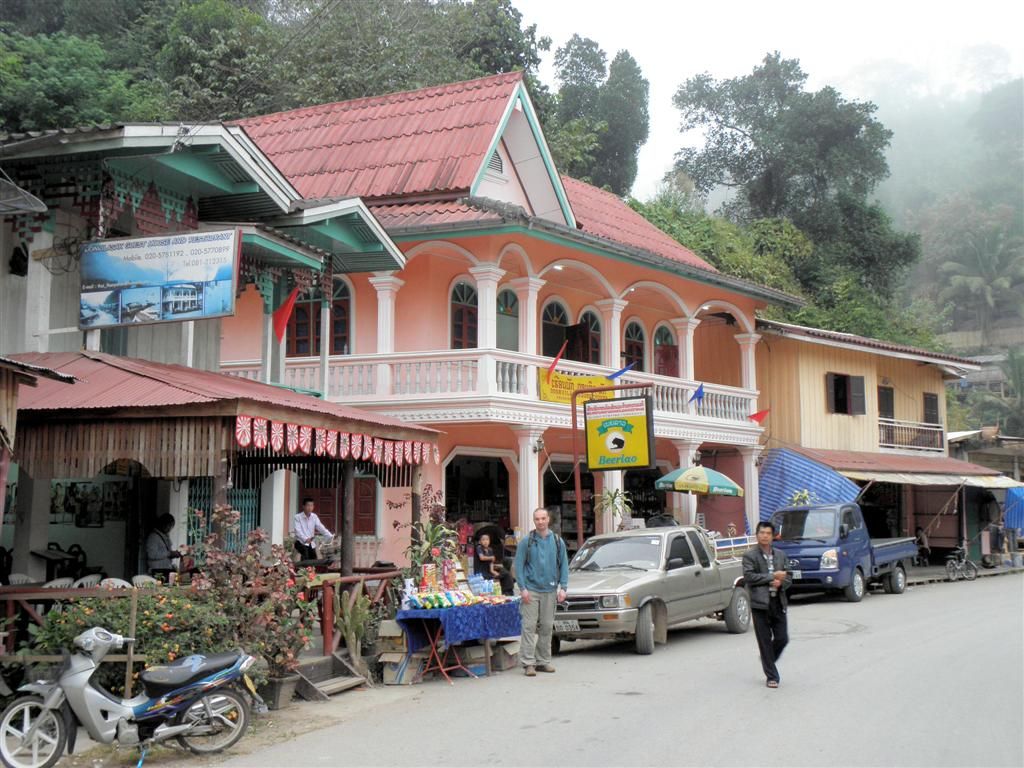 LAOS - PAK BENG - Carlos voor het guesthouse