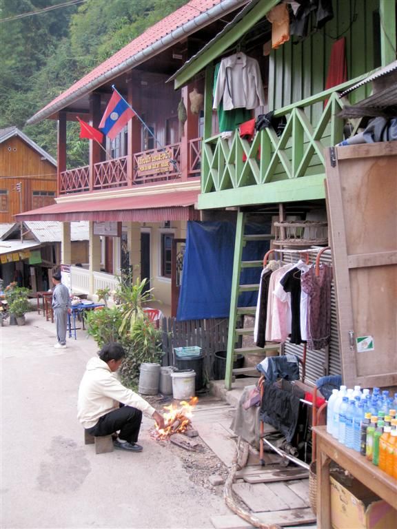 LAOS - PAK BENG - man zit lekker bij een vuurtje