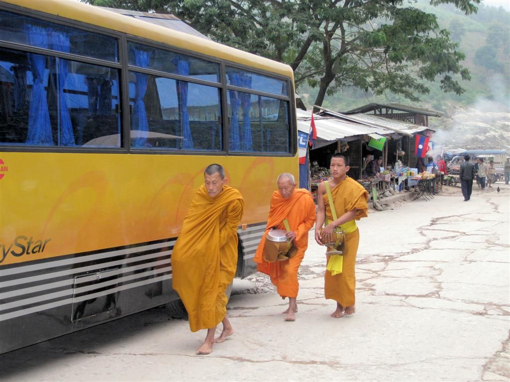 LAOS - PAK BENG - drie monniken