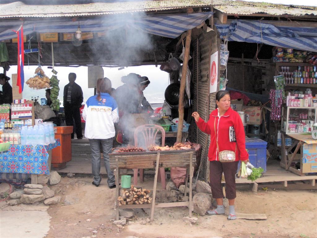 LAOS - PAK BENG - barbeque wordt in de ochtend al volop gebruikt