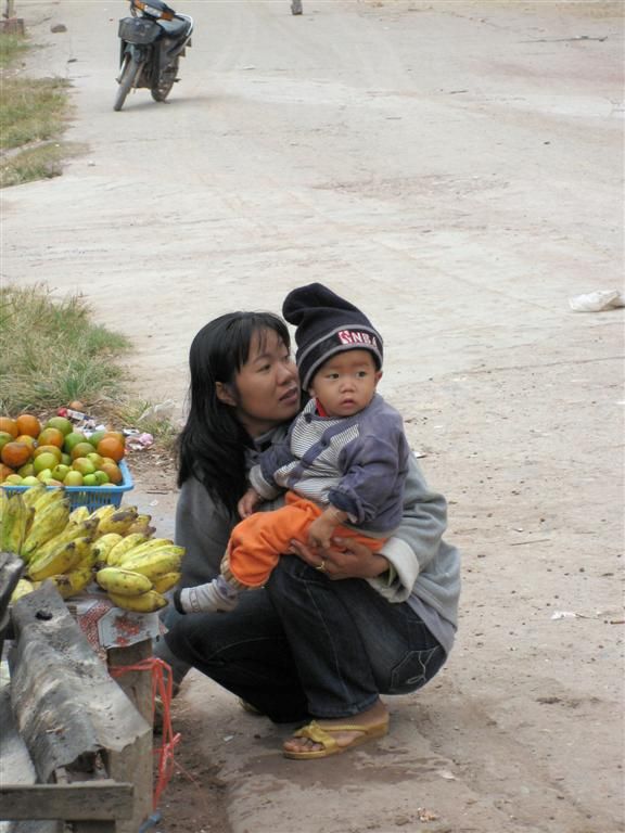LAOS - PAK BENG - moeder en kind bij een groentestalletje