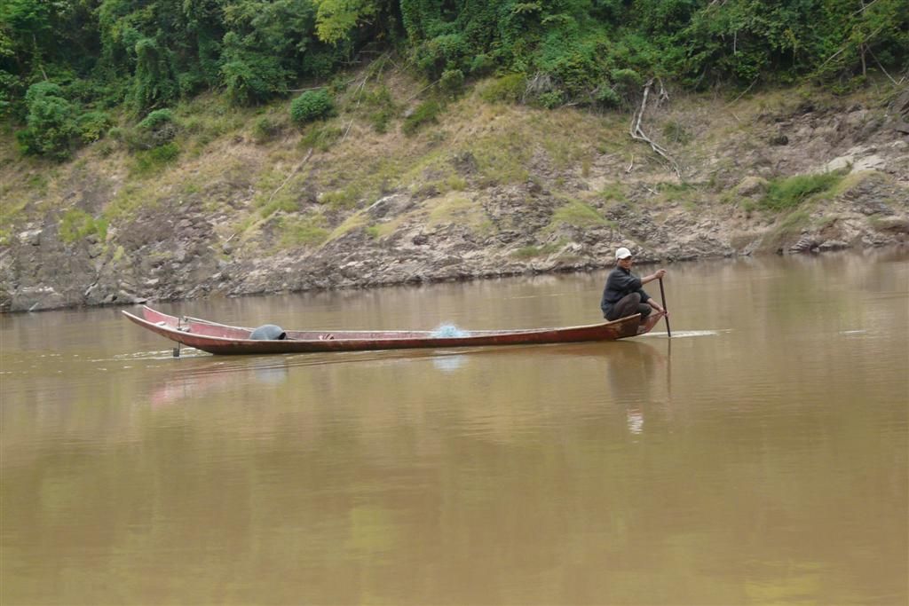 LAOS - PAK BENG -> LUANG PRABANG - een visser