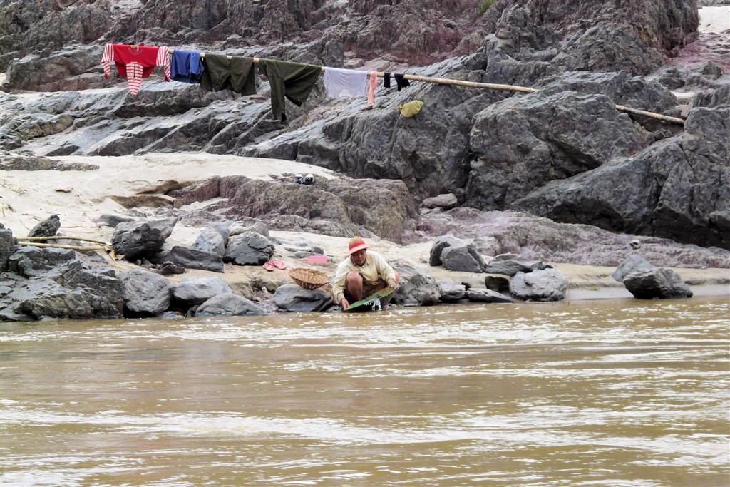 LAOS - PAK BENG -> LUANG PRABANG - vrouw doet de was
