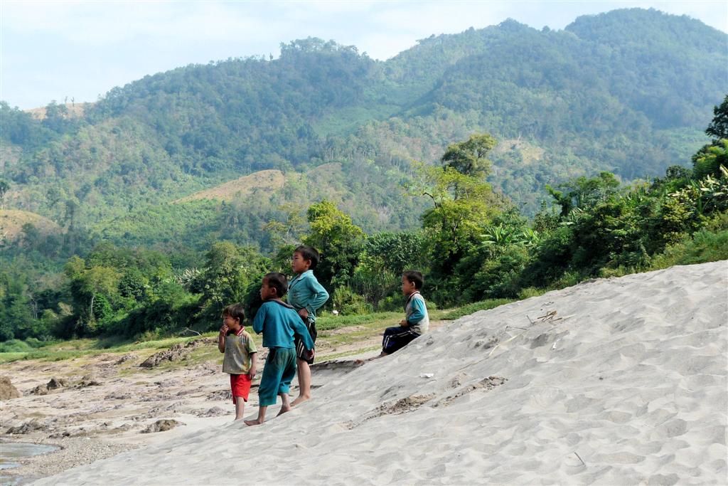 LAOS - PAK BENG -> LUANG PRABANG (stop bij een dorp) - groepje kinderen van het dorp