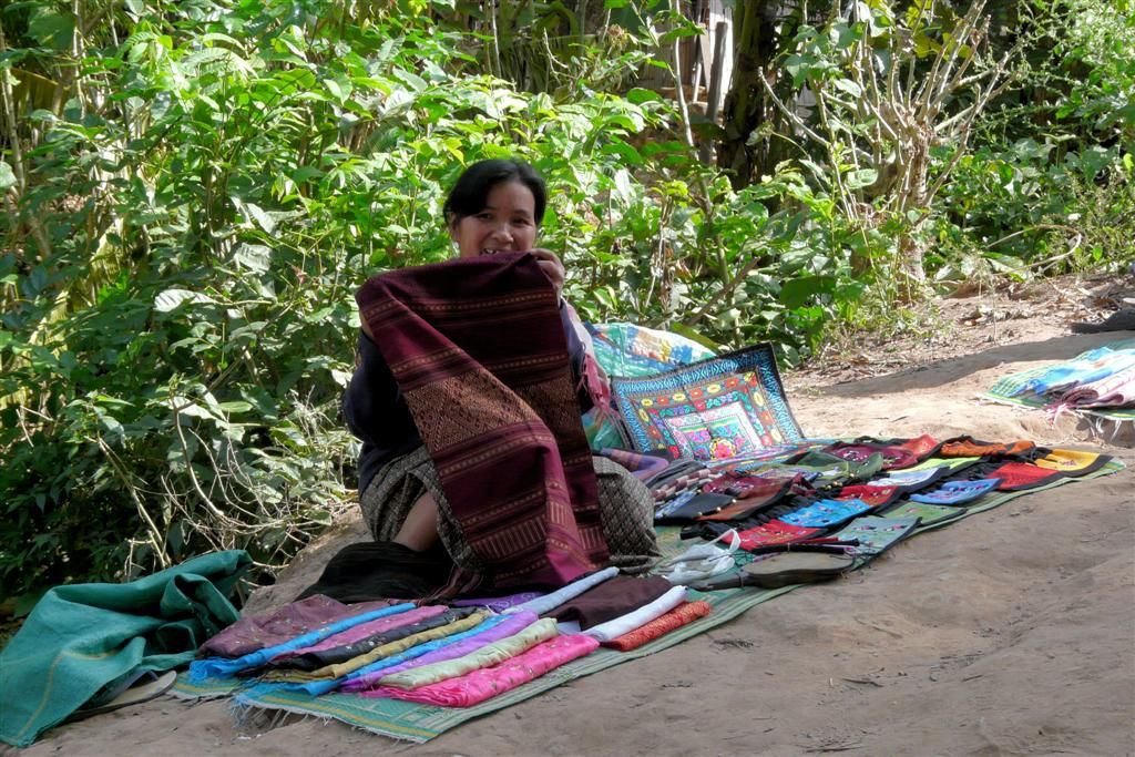 LAOS - PAK BENG -> LUANG PRABANG (stop bij een dorp) - vrouw uit het dorp die doeken verkoopt