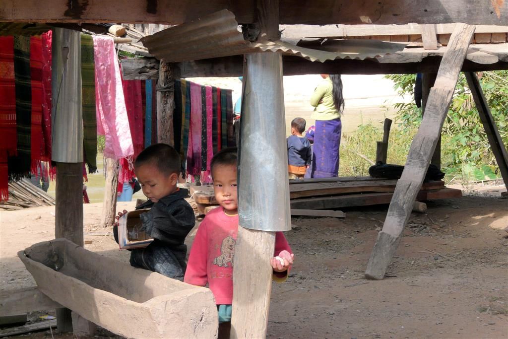 LAOS - PAK BENG -> LUANG PRABANG (stop bij een dorp) - twee kinderen uit het dorp