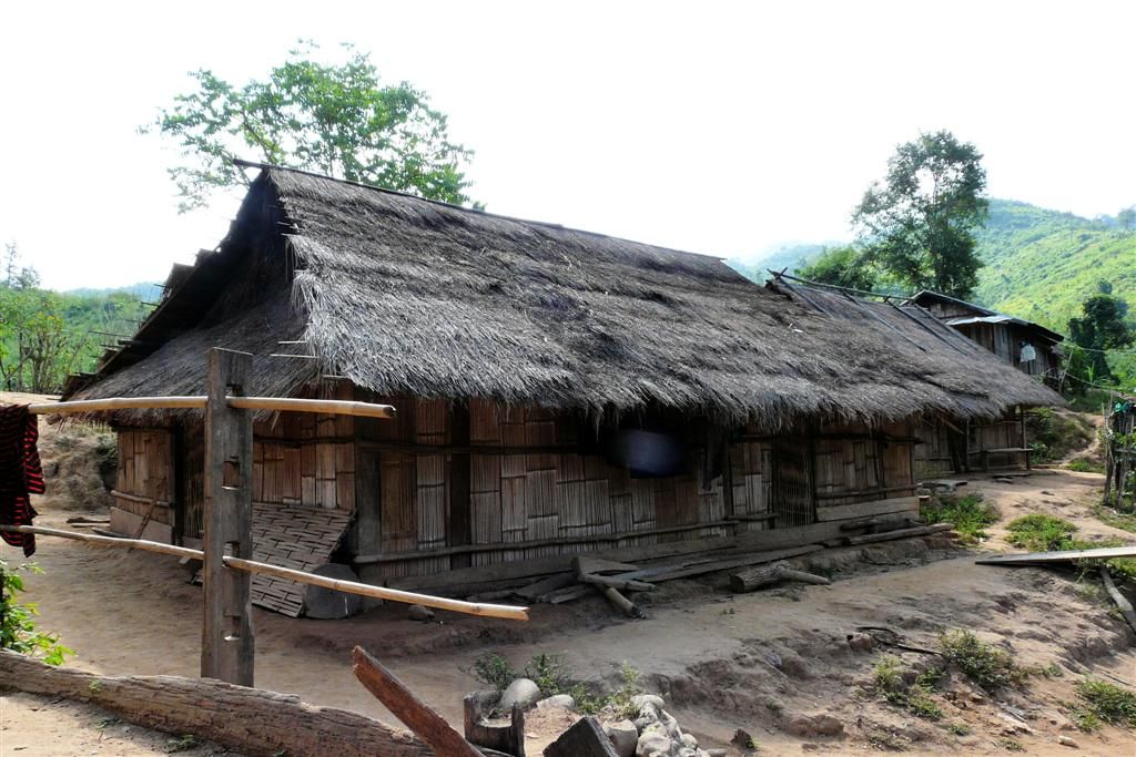 LAOS - PAK BENG -> LUANG PRABANG (stop bij een dorp) - huis in het dorp