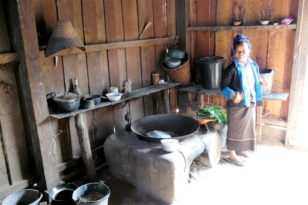 LAOS - PAK BENG -> LUANG PRABANG (stop bij een dorp) - vrouw uit het dorp bij de keuken van haar huis