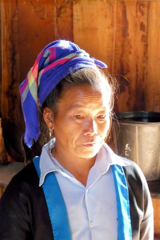 LAOS - PAK BENG -> LUANG PRABANG (stop bij een dorp) - vrouw uit het dorp