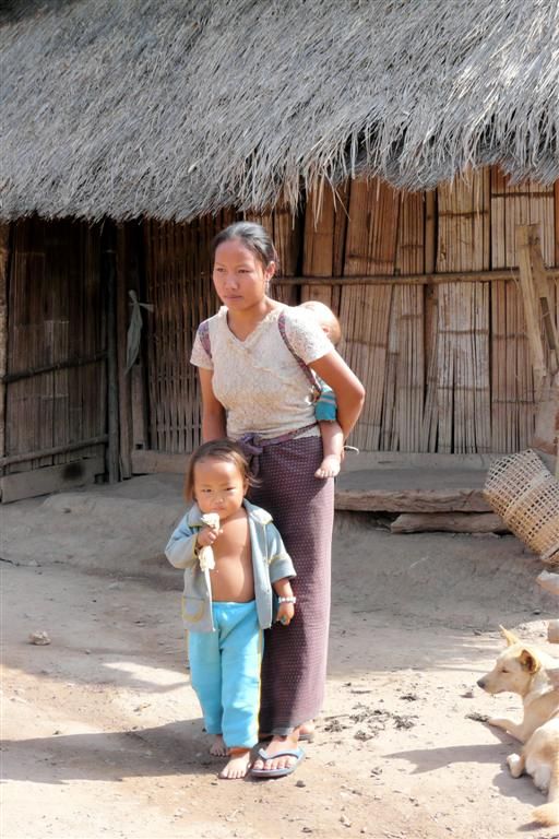 LAOS - PAK BENG -> LUANG PRABANG (stop bij een dorp) - moeder met twee kinderen