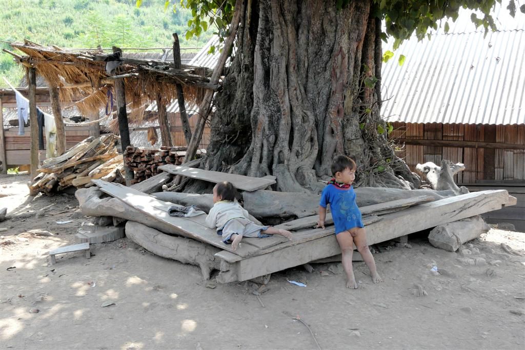 LAOS - PAK BENG -> LUANG PRABANG (stop bij een dorp) - twee rondhangende kinderen