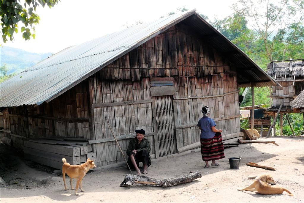 LAOS - PAK BENG -> LUANG PRABANG (stop bij een dorp) - oudste bewoner van het dorp voor zijn huis
