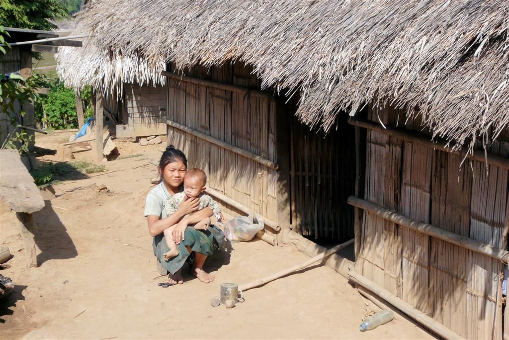 LAOS - PAK BENG -> LUANG PRABANG (stop bij een dorp) - moeder met kind bij haar huis