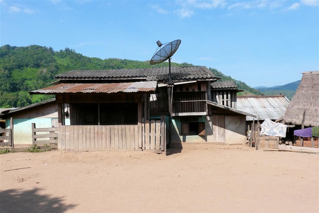LAOS - PAK BENG -> LUANG PRABANG (stop bij een dorp) - dorpshuis met schotel