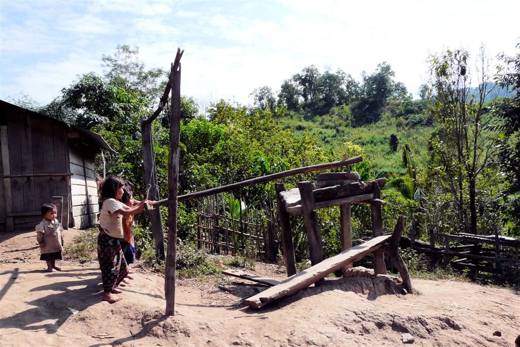 LAOS - PAK BENG -> LUANG PRABANG (stop bij een dorp) - graanmaal werktuig