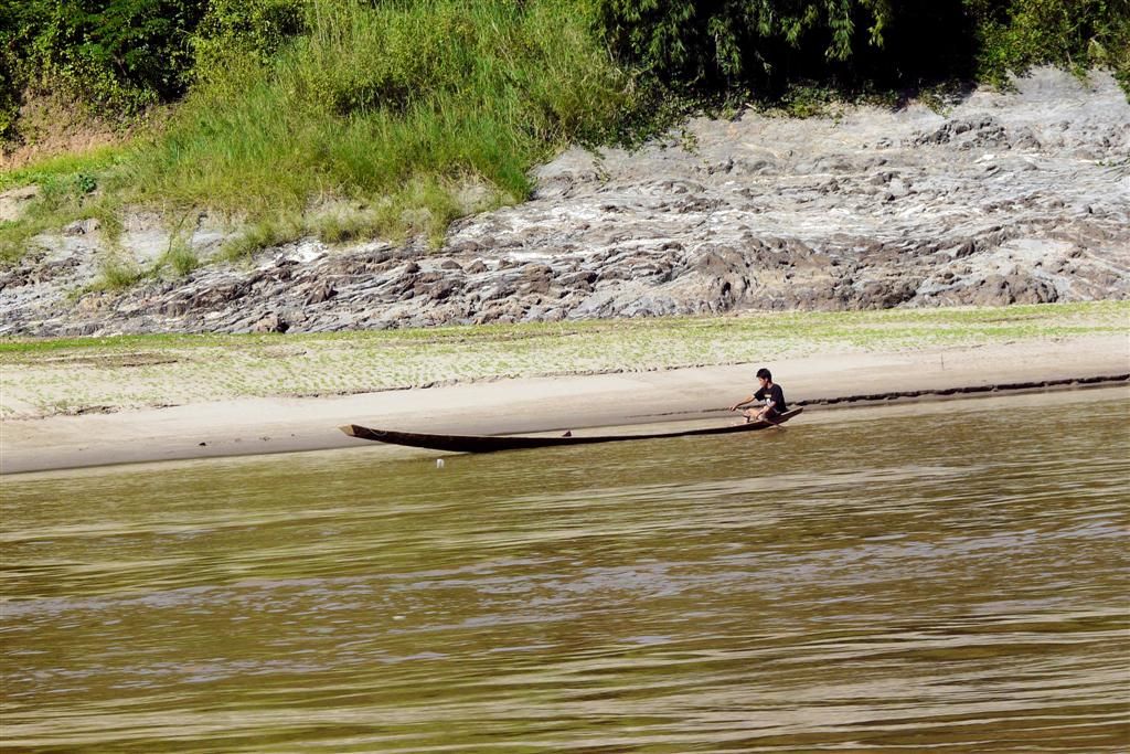 LAOS - PAK BENG -> LUANG PRABANG - man in een boot