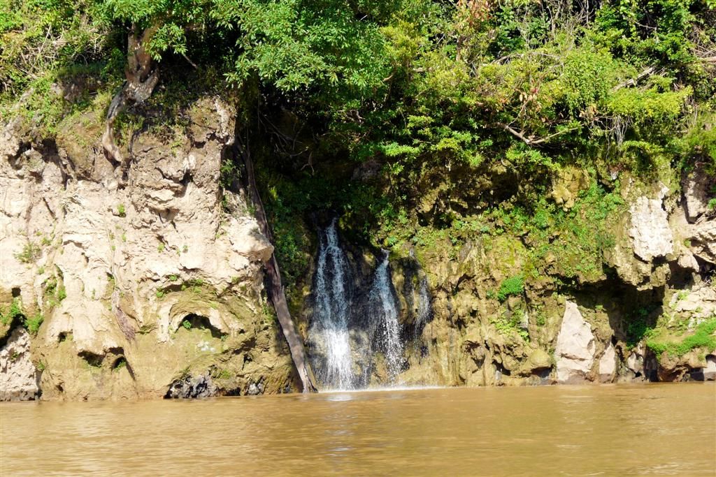 LAOS - PAK BENG -> LUANG PRABANG - kleine waterval onderweg