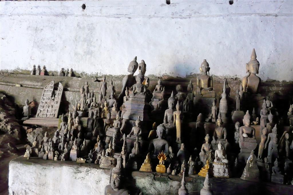 LAOS - PAK BENG -> LUANG PRABANG - boeddhabeelden in de Pak Ou grotten