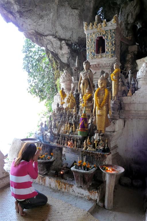LAOS - PAK BENG -> LUANG PRABANG - boeddhabeelden in de Pak Ou grotten
