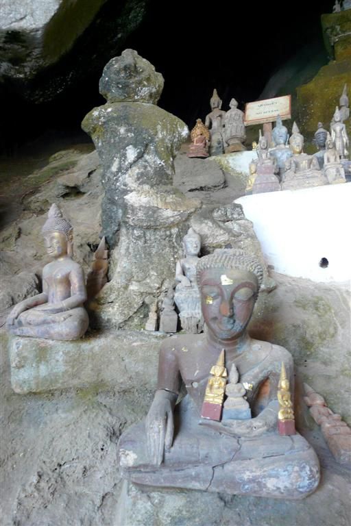 LAOS - PAK BENG -> LUANG PRABANG - boeddhabeelden in de Pak Ou grotten