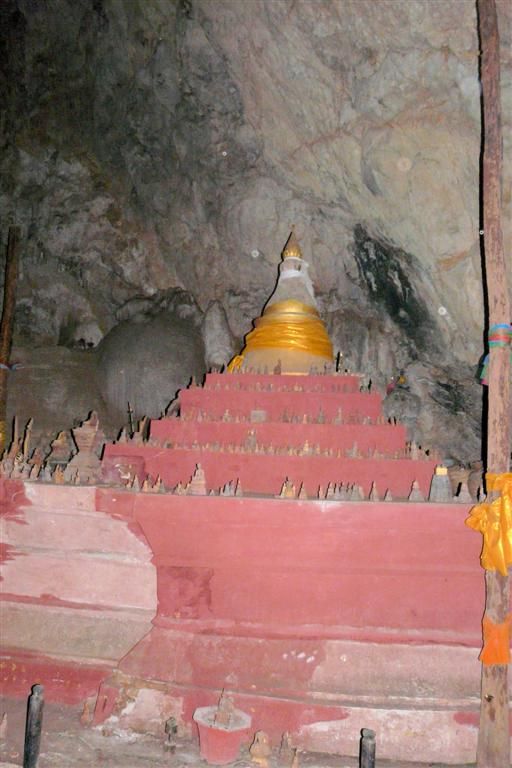 LAOS - PAK BENG -> LUANG PRABANG - boeddhabeelden in de Pak Ou grotten