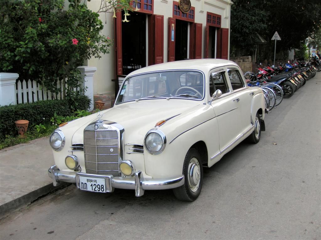 LAOS - LUANG PRABANG - oldtimer mercedes 190