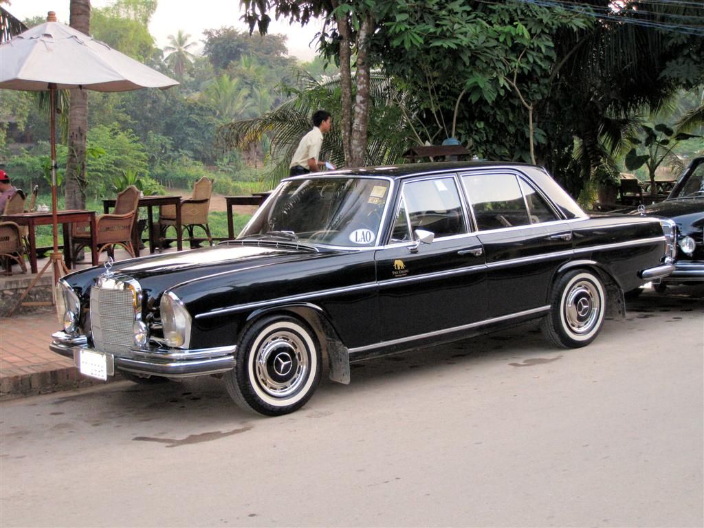 LAOS - LUANG PRABANG - oldtimer mercedes 250SE