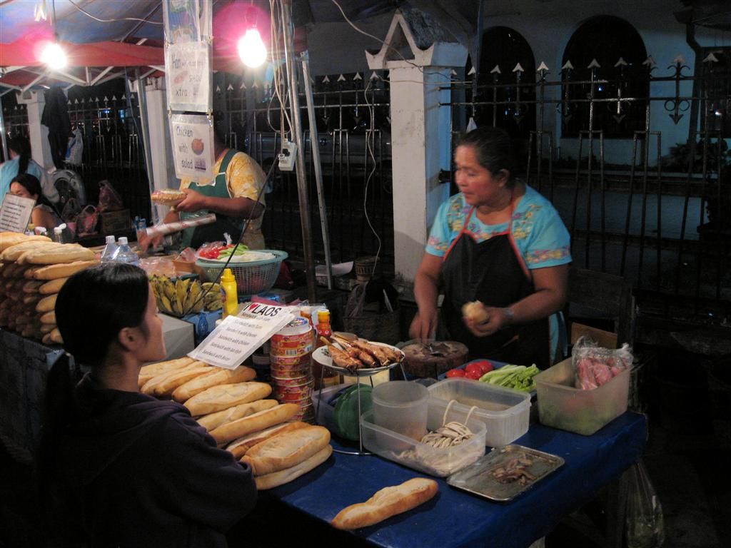 LAOS - LUANG PRABANG - kraam met belegde baguets