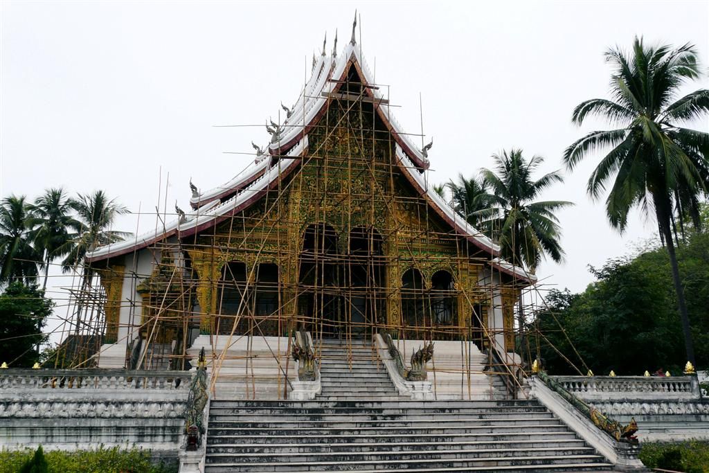 LAOS - LUANG PRABANG - Wat Ho Pra Bang bij het oud koninklijk paleis