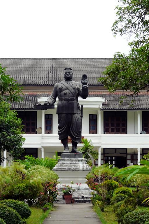 LAOS - LUANG PRABANG - standbeeld van Sisavang Vong bij het oud koninklijk paleis