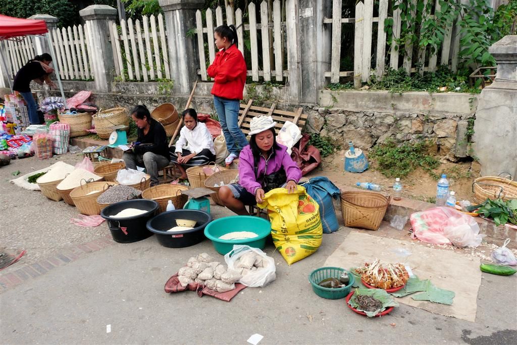 LAOS - LUANG PRABANG - rijst op de lokale markt