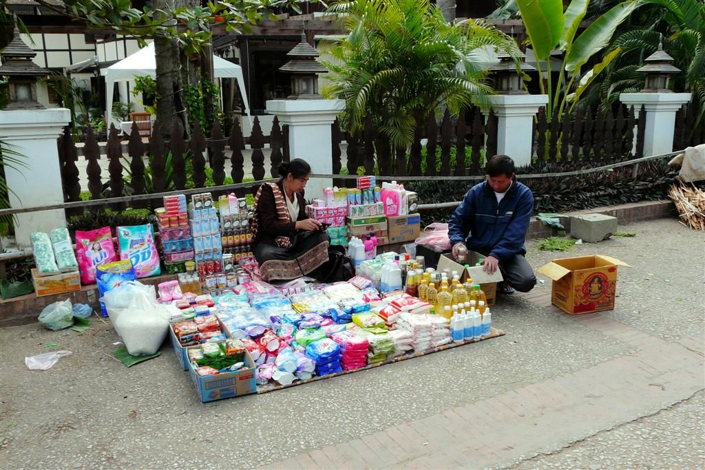 LAOS - LUANG PRABANG - supermarkt waren op de lokale markt