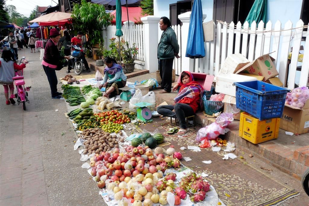 LAOS - LUANG PRABANG - fruit op de lokale markt