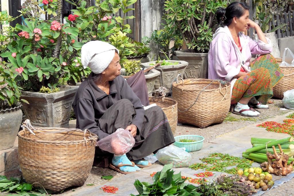 LAOS - LUANG PRABANG - verkoopsters op de lokale markt