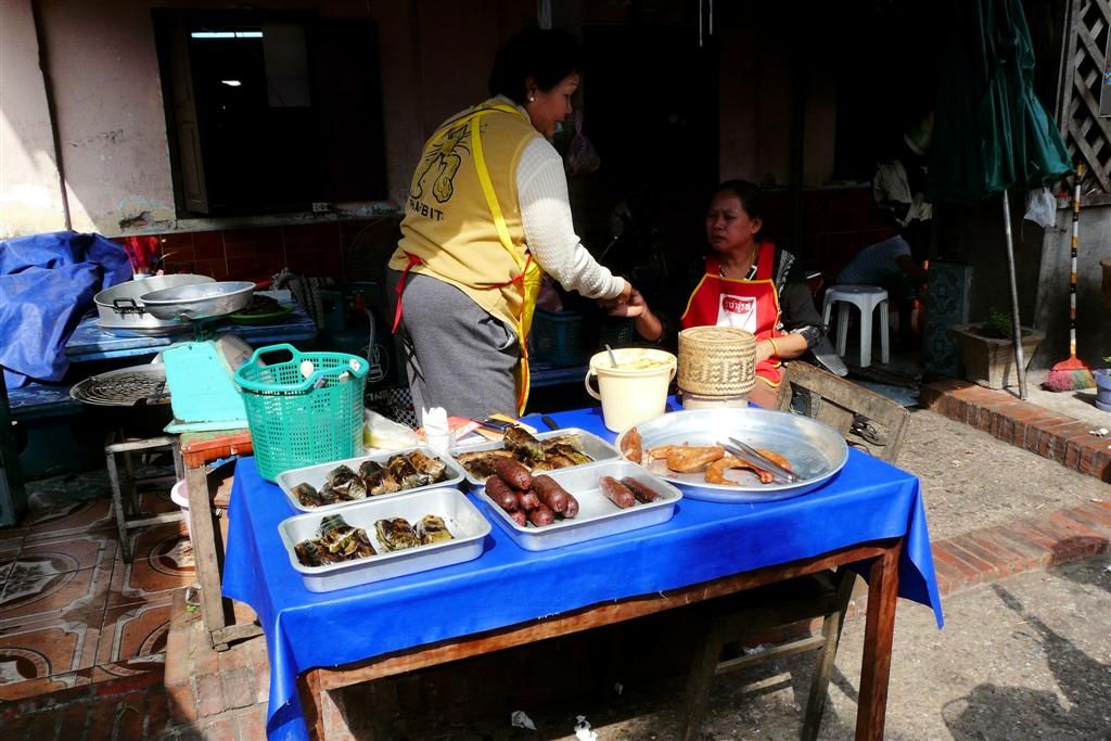 LAOS - LUANG PRABANG - worsten op de lokale markt