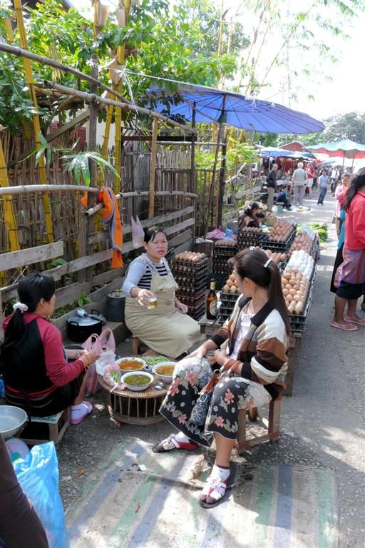 LAOS - LUANG PRABANG - vrouwen die in de ochtend soep en bier nuttigen