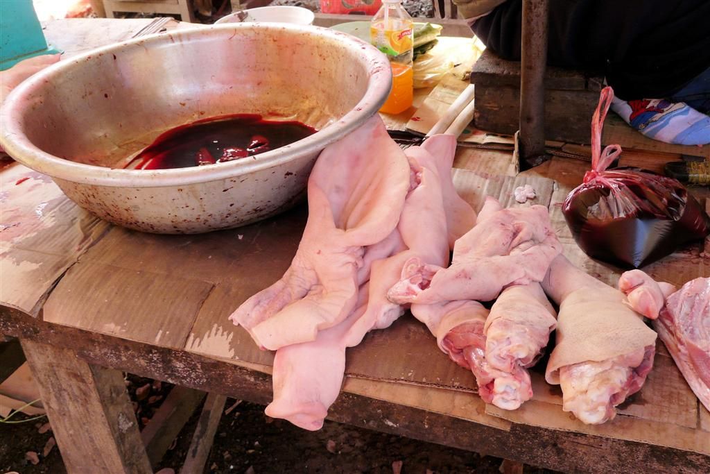 LAOS - LUANG PRABANG - varkensoren op de lokale markt