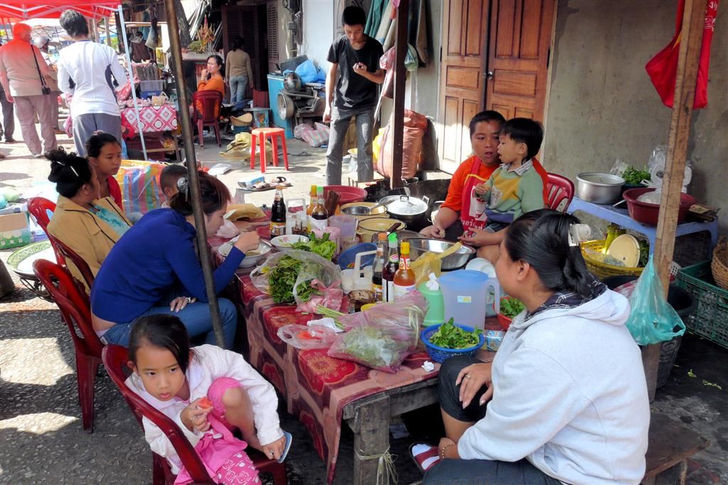 LAOS - LUANG PRABANG - eetstalletje op de lokale markt