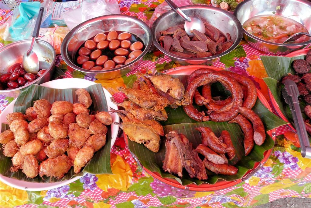 LAOS - LUANG PRABANG - vlees, vis en eieren op de lokale markt