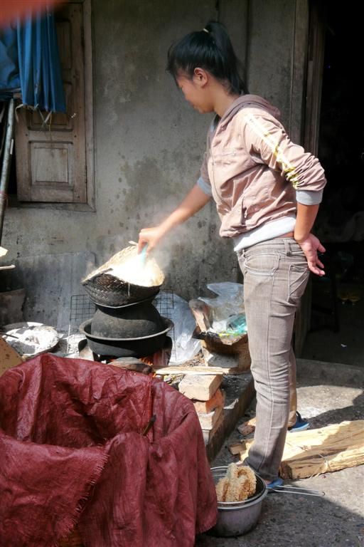 LAOS - LUANG PRABANG - rijst koken op de lokale markt