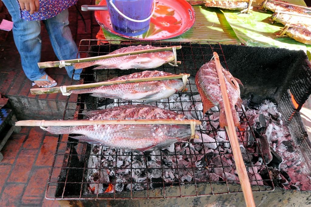 LAOS - LUANG PRABANG - geroosterde vis op de lokale markt