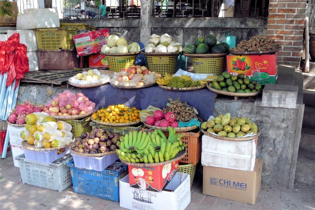 LAOS - LUANG PRABANG - fruit op de lokale markt