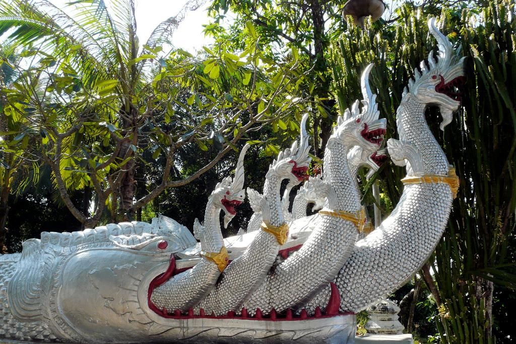 LAOS - LUANG PRABANG - drakenkoppen bij de trap naar Wat Mahathat