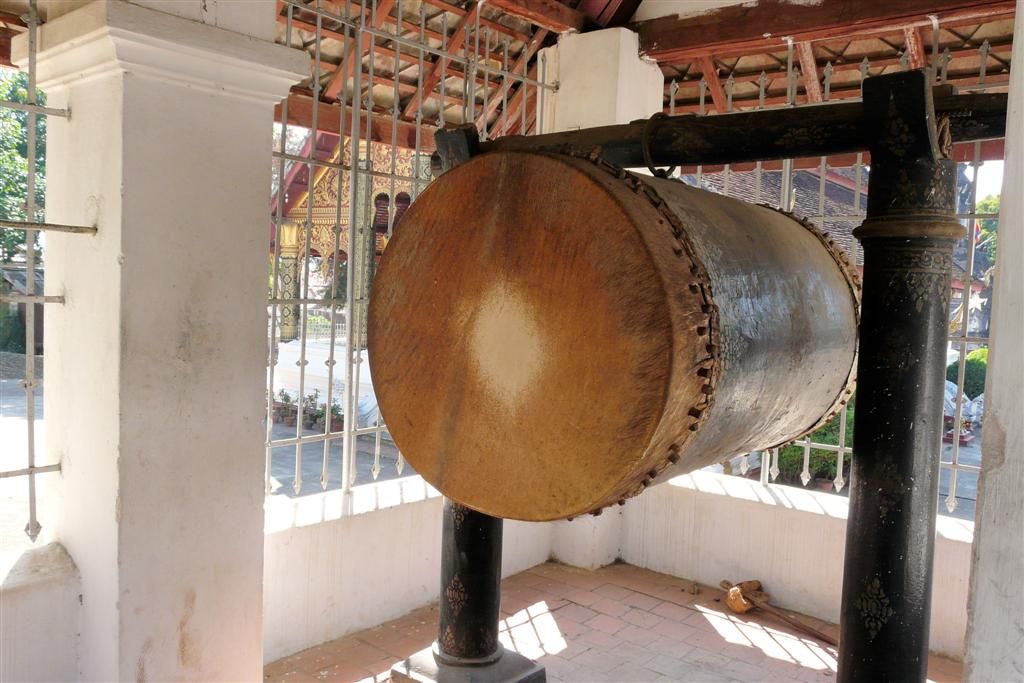 LAOS - LUANG PRABANG - grote trom bij Wat Mahathat