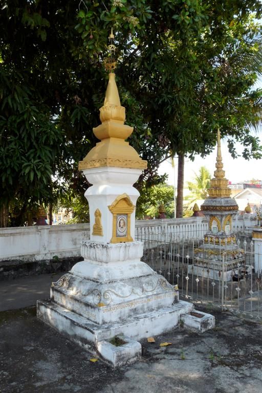 LAOS - LUANG PRABANG - graf bij Wat Mahathat
