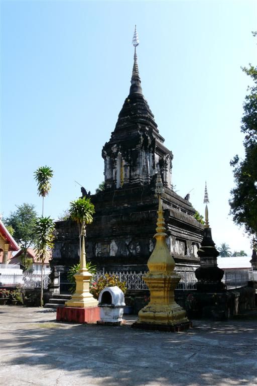 LAOS - LUANG PRABANG - stoepa bij Wat Mahathat