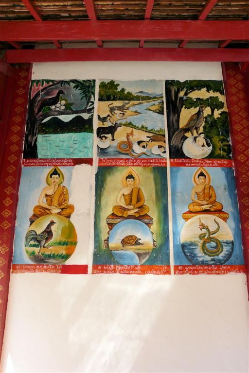 LAOS - LUANG PRABANG - muurschilderingen bij de tempel Wat Mahathat