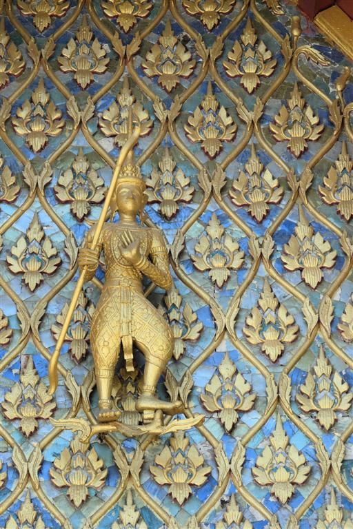 LAOS - LUANG PRABANG - beeld bij de tempel Wat Mahathat