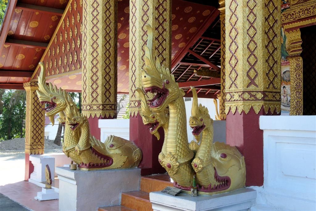 LAOS - LUANG PRABANG - drakenkoppen bij de tempel Wat Mahathat
